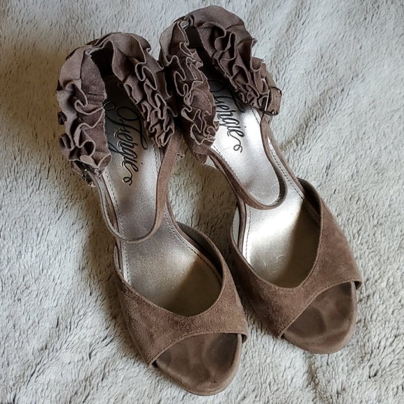 Fergie Lavish open toe high heel shoe size 7M
